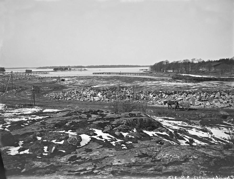 Taivallahta in 1913. The photo was taken from the western end of the current Eteläinen Hesperiankatu, near Merikannontie.  Taivalsaari and Seurasaari can be seen in the background.