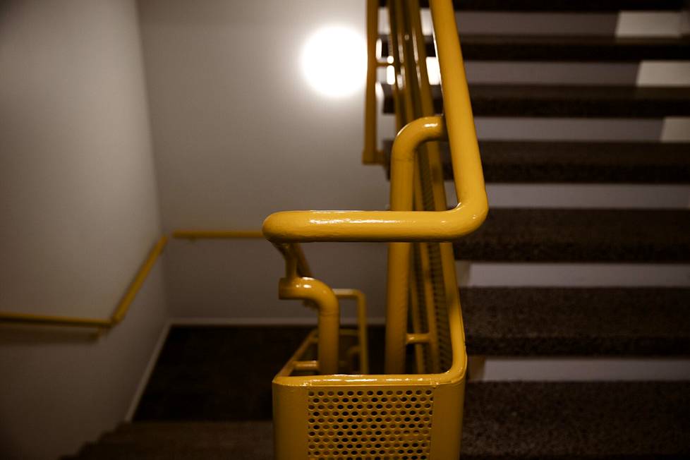 An old stairwell and a metal railing have been preserved from the old building, which has been supplemented with a perforated damper for security reasons.