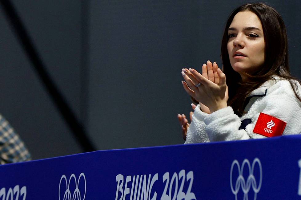Yevgeny Medvedeva encouraged the athletes of the Russian Olympic Committee team in the Beijing Ice Dance Free Dance.