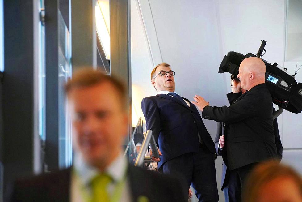 Keskustan väistyvä puheenjohtaja Juha Sipilä reagoi keskustan puoluevaltuuston kokouksessa MTV:n Aki Blombergin kameran heilahdukseen, kun Blomberg kääntyi neuvottelemaan kuvauspaikasta toimittajan kanssa.