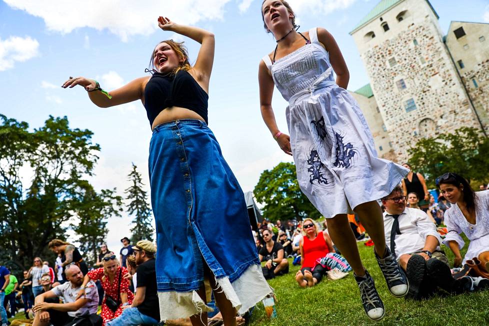 Kesärauha-festivaalit Turussa järjestettiin elokuussa 2021 Turun Linnan puistossa vuoden koronatauon jälkeen. Helsinkiläiset Veela Valtere ja Sirkka Husu tanssivat 22 Pistepirkon keikalla.