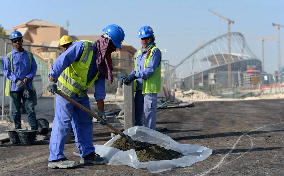 Intialaisia ja bangladeshilaisia työntekijöitä Qatarissa Khalifan kansainvälisen stadionin lähistöllä tammikuussa 2017.