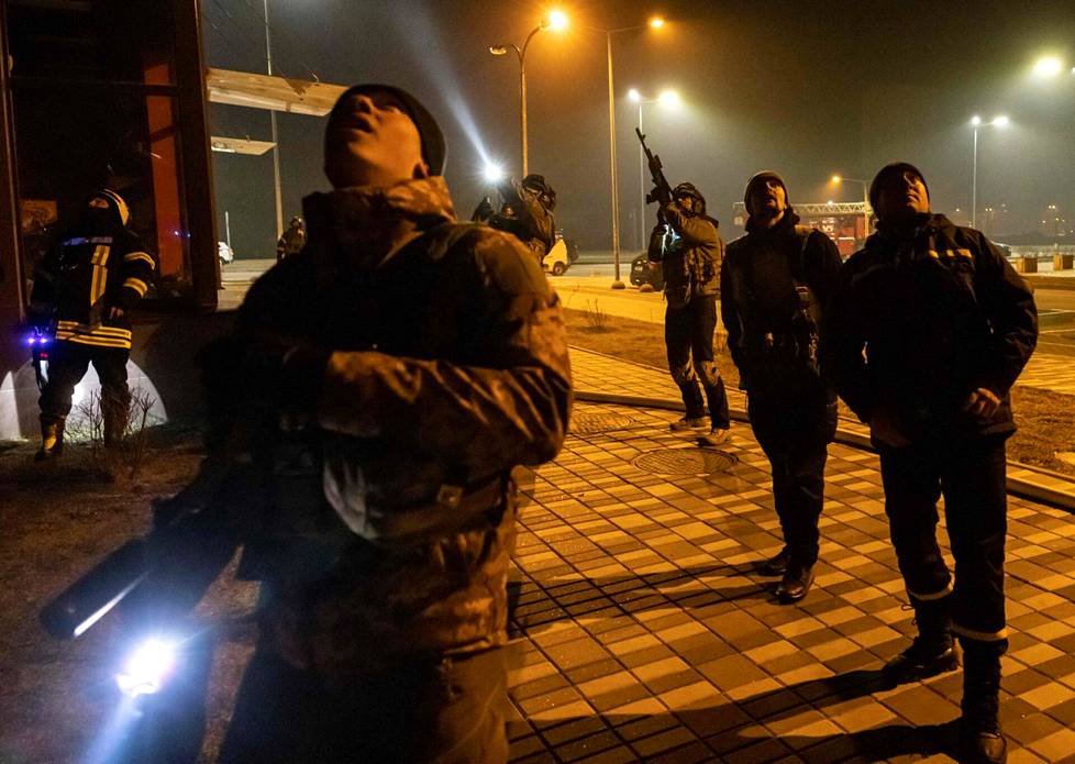 Ukrainan armeijan sotilaat osoittivat taivaalle aseidensa kanssa Kiovassa, lähistöllä nähtiin drooni. 