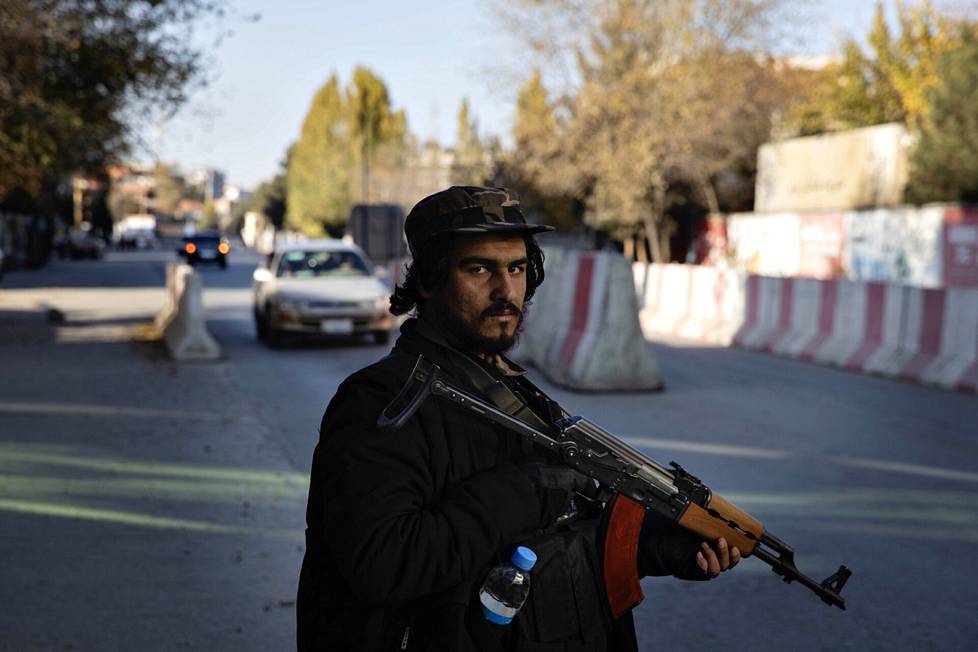 Talebanin taistelija valvoi tarkastuspisteellä Kabulissa marraskuun lopulla.