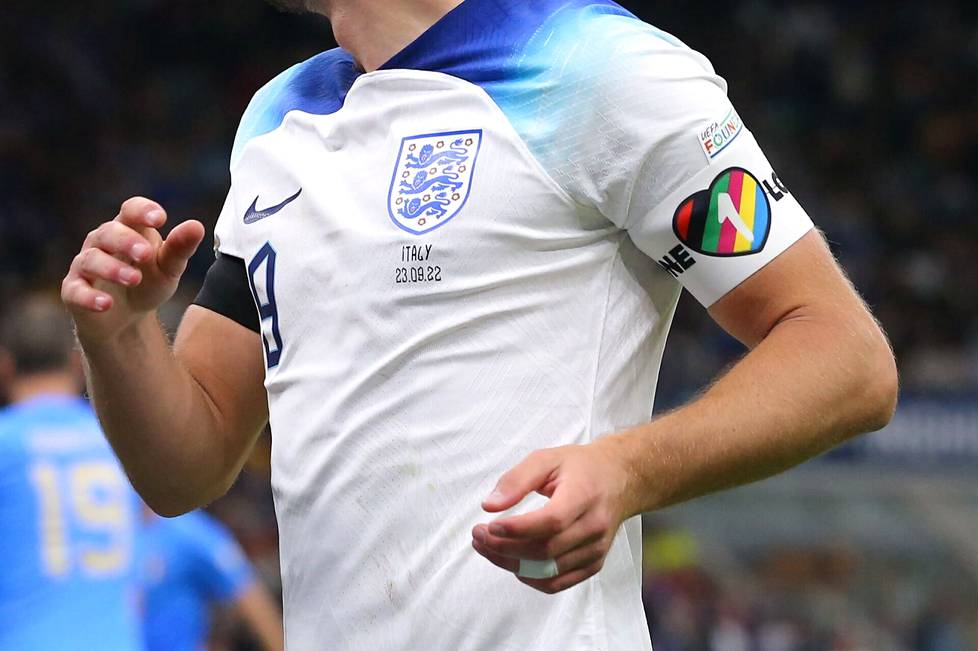 Englannin kapteeni Harry Kane kantoi One Love -kapteeninnauhaa syyskuussa Italiaa vastaan pelatussa ottelussa. MM-kisoissa nauhan käyttö on kielletty.