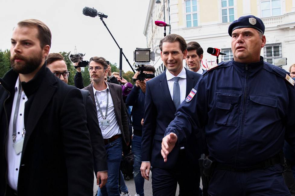 Itävallan liittokansleri Sebastian Kurz torstaina menossa liittopresidentin Alexander Van Der Bellenin tapaamiseen.