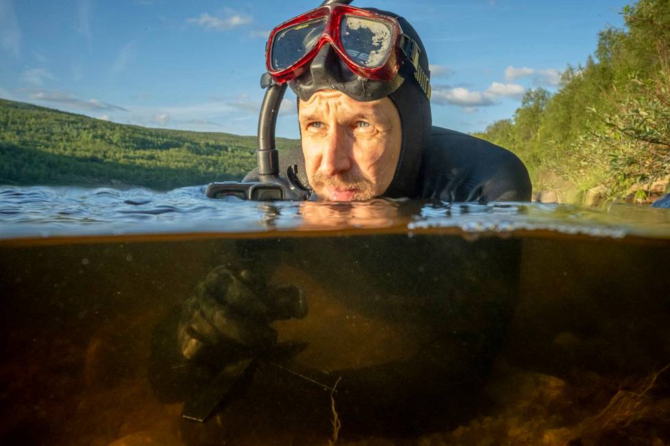 Panu Orell, a researcher at the Norwegian Natural Resources Agency, went down to the water to film the spawning of the humpback salmon.