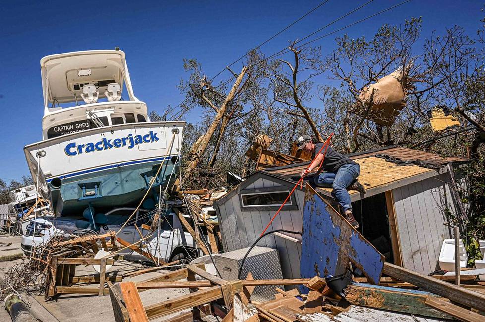 30. syyskuuta. Ihmiset raivaavat hurrikaani Ianin aiheuttamia vahinkoja Fort Myers Beachillä, Floridassa.