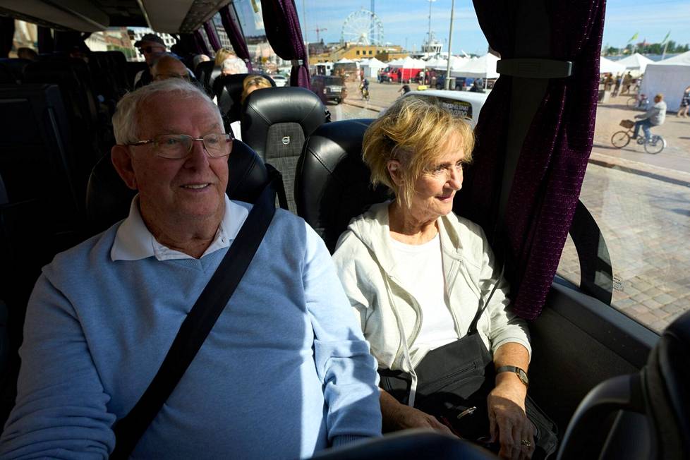Melbournesta risteilylle lähteneet australialaiset Terry ja Joy Cox ihastuivat kesäiseen Helsinkiin.