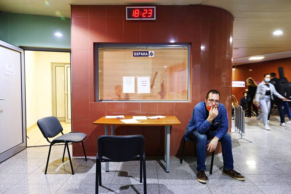 Metroaseman rokotuspisteellä Bulgarian pääkaupungissa Sofiassa työskentelevä Nikolai Lilkov odottamassa asiakkaita. Ikkunan takana istuu rokotteita antava lääkäri Huben Kožuharov, jolla ei ole vuorojensa aikana paljoa tekemistä. 