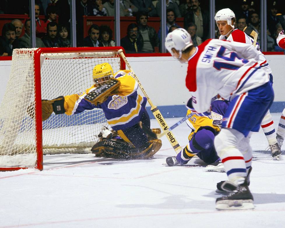 Markus Mattsson kertoo, ettei löytänyt peleihinsä riittävää tasaisuutta NHL:ssä. Tässä hän venyttää Montrealin Bobby Smithin laukauksen tielle 1982.