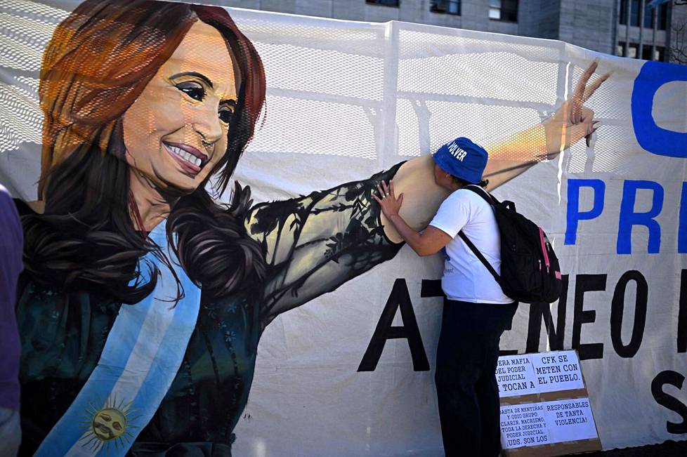 Kannattaja suuteli Cristina Fernández de Kirchnerin kuvaa oikeustalon ulkopuolella Buenos Airesissa 6. joulukuuta.