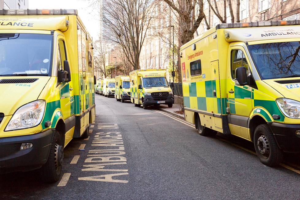Ensihoitajat menivät keskiviikkona lakkoon osassa Britanniaa. Kuva on lontoolaiselta ambulanssiasemalta. 