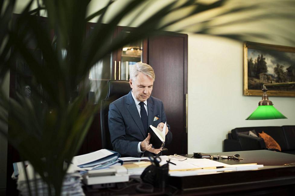 Uusi ulkoministeri Pekka Haavisto työpöytänsä ääressä.