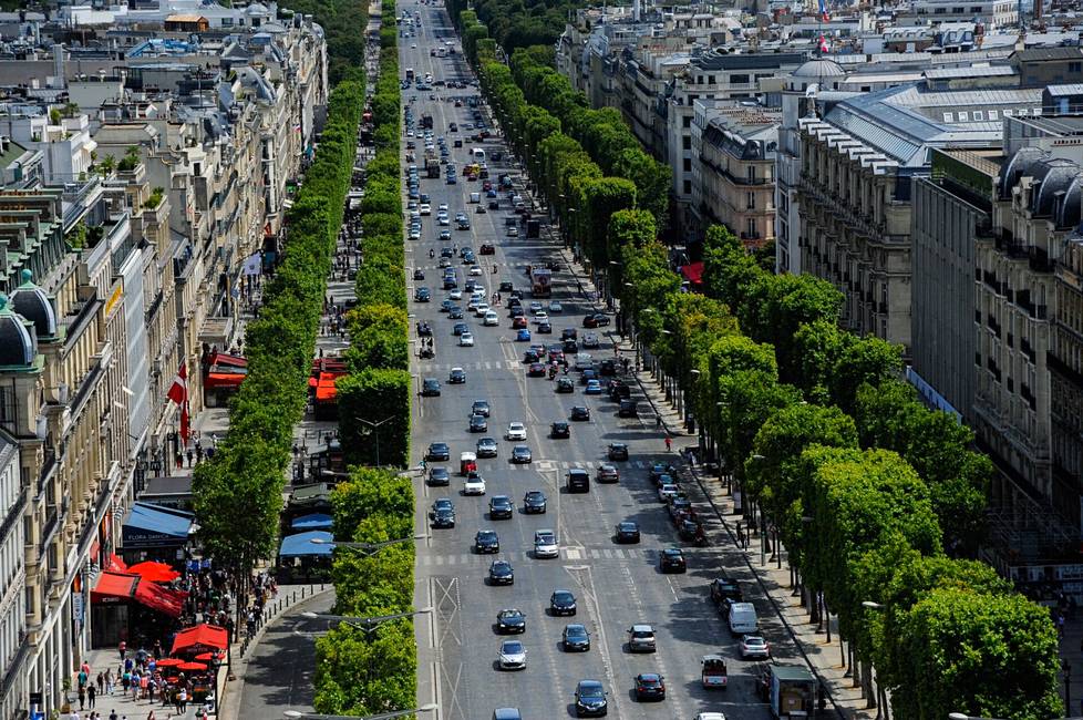 Pariisi on maailman tiheimmin rakennettuja kaupunkeja, mikä pahentaa kesän helleaaltojen vaikutusta. Näkymä Champs-Élysées-kadulta heinäkuulta 2019.