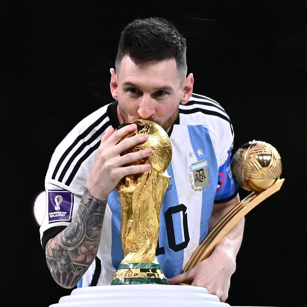 18. joulukuuta. Lionel Messi suutelee palkintoa Argentiinan voitettua jalkapallon MM-finaalin Qatarissa.