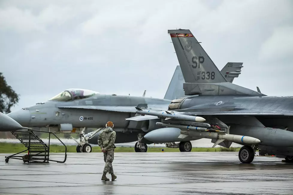 Suomen Puolustusvoimat osallistui Naton järjestämään Trident Juncture 2015 -harjoitukseen Bejassa Portugalissa. Mukana Suomelta oli ilmavoimien Hornet F-18 -koneita. Suomen kone rullaa kiitoradalle, Yhdysvaltojen F-16 etualalla odottaa vielä vuoroaan.