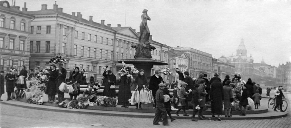 Vapun juhlioita Mantan patsaalla 1930-luvulla.