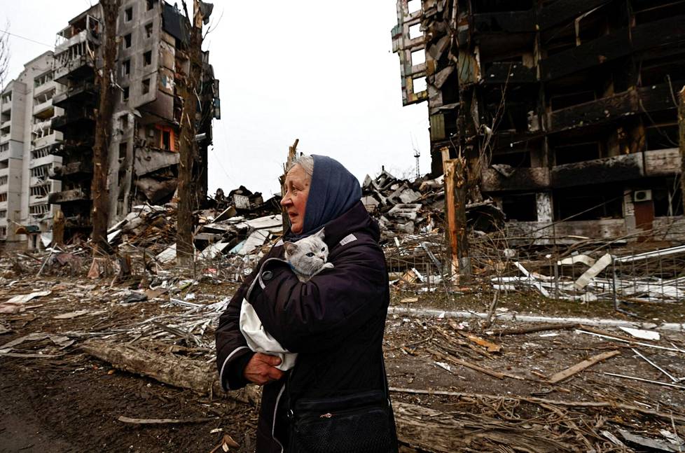 5. huhtikuuta. Nainen kantaa kissaansa pommituksissa tuhoutuneiden rakennuksien edessä Borodjankassa, Kiovan alueella.