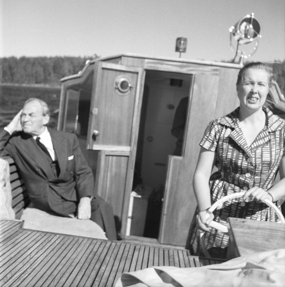 Elissa ja Alvar Aalto veneilemässä 1950-luvulla. Ruorissa oli useimmiten Elissa.