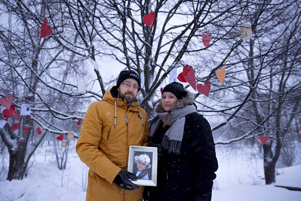 Tällä viikolla vietetään valtakunnallista sydänlasten viikkoa ympäri Suomen. Mika ja Riina Virkki ripustivat sydämen poikansa Oliverin muistolle Vantaalle Tikkurilanrantaan, joka on yksi tapahtumapaikoista.