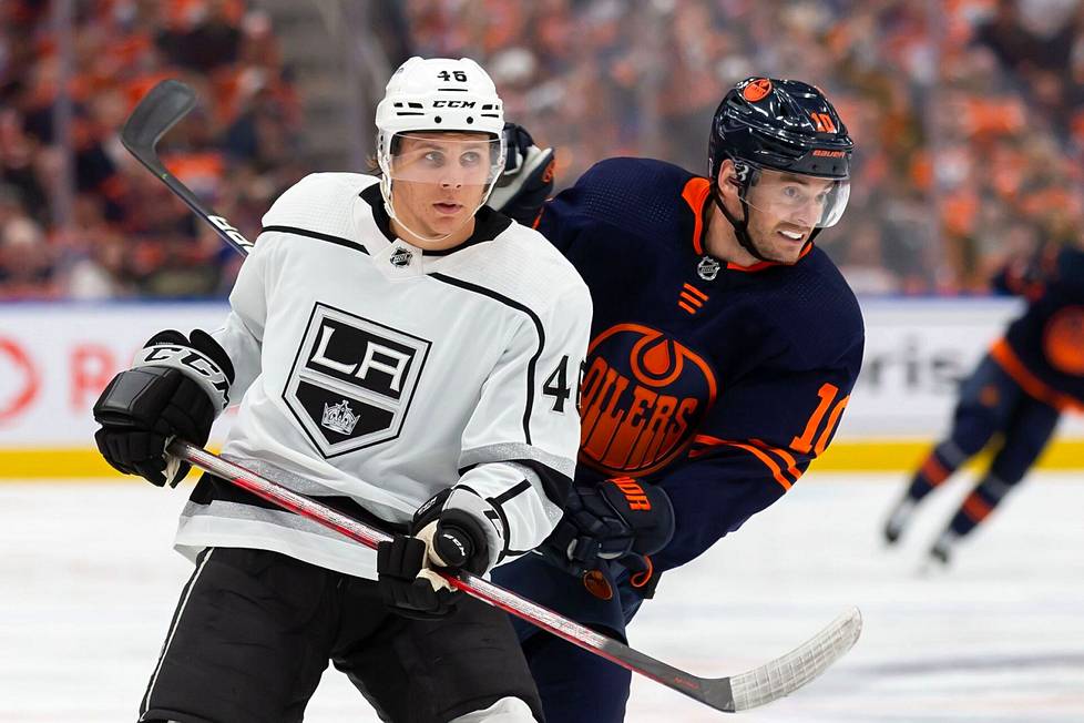 Los Angelesin Blake Lizotte kamppaili Edmontonin Derek Ryanin kanssa NHL:n playoff-ottelussa. 