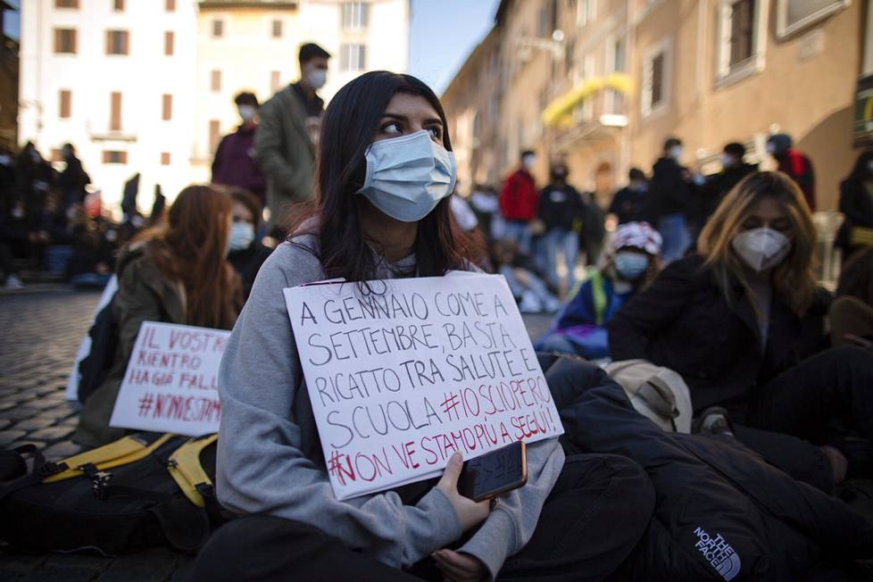 Lukiolaiset vaativat lisää rahoitusta kouluihin koronaviruspandemian leviämisen vuoksi mielenilmauksessa Roomassa 18. tammikuuta 2021.
