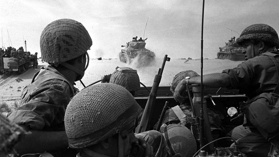 Israelin joukkoja ja ajoneuvoja Rafahin laitamilla Gazassa kesäkuun viidentenä päivänä 1967.