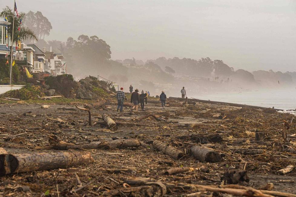 Ihmisiä Rio del Mar -rannalla torstaina myrskyn jälkeen. 