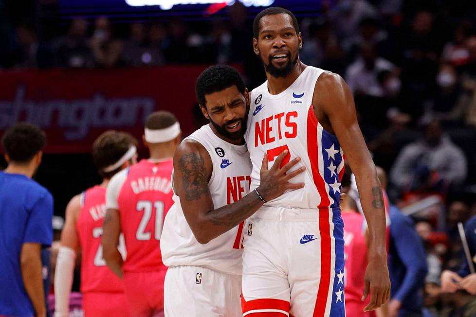 Kyrie Irving ja Kevin Durant liittyivät kesällä 2019 yhdessä Brooklyn Netsin riveihin. Superjoukkueeksi kuvaillun tiimin menestys on ollut vaatimatonta.