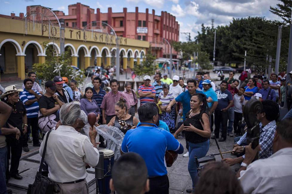 Ihmiset tanssivat perinnemusiikin tahtiin Vapaudenaukiolla Salvadorin pääkaupungissa San Salvadorissa.