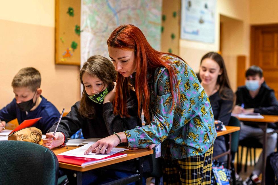 Kääntäjä ja assistentti Katia auttoi ukrainalaisia oppilaita varsovalaisessa koulussa. Ukrainalaiset oppilaat saivat koulupaikan saavuttuaan Puolaan.