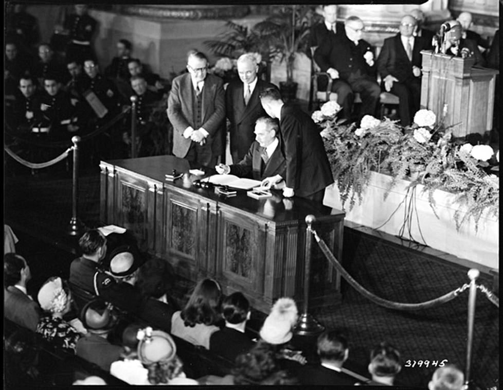 Yhdysvaltain ulkoministeri Dean Acheson allekirjoitti 4. huhtikuuta 1949 Washingtonissa Naton perustamisasiakirjan. Hänen vieressään (toinen vas.) seisoi Yhdysvaltain presidentti Harry S. Truman.