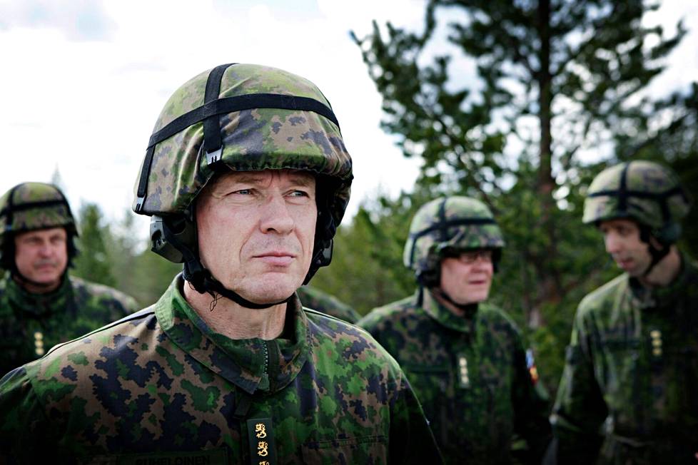 Kenraali Ari Puheloinen Maavoimien vaikuttamisharjoituksessa Rovajärvellä vuonna 2012. 