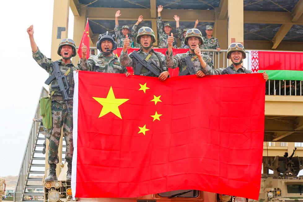 Kiinalaissotilaita Xinjiangissa elokuussa 2018 valmistautumassa ilmatorjunnan taitokilpailuun.