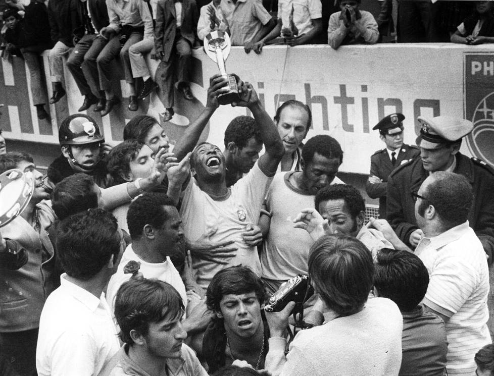 Pelé juhlimassa maailmanmestaruutta Meksikossa vuonna 1970. 