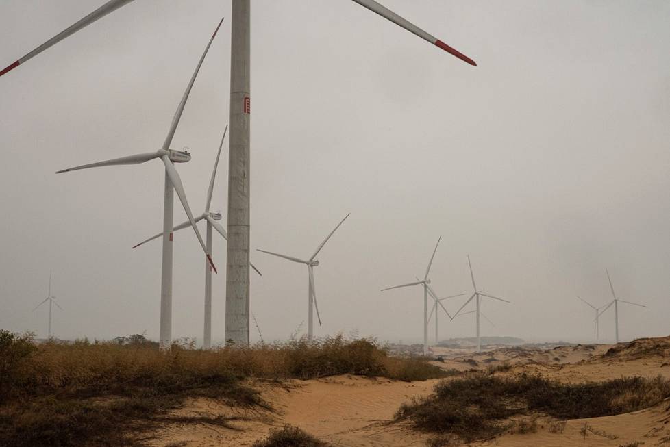 Tuulivoimalat ulisevat sähköä Songmenshanin saarella.