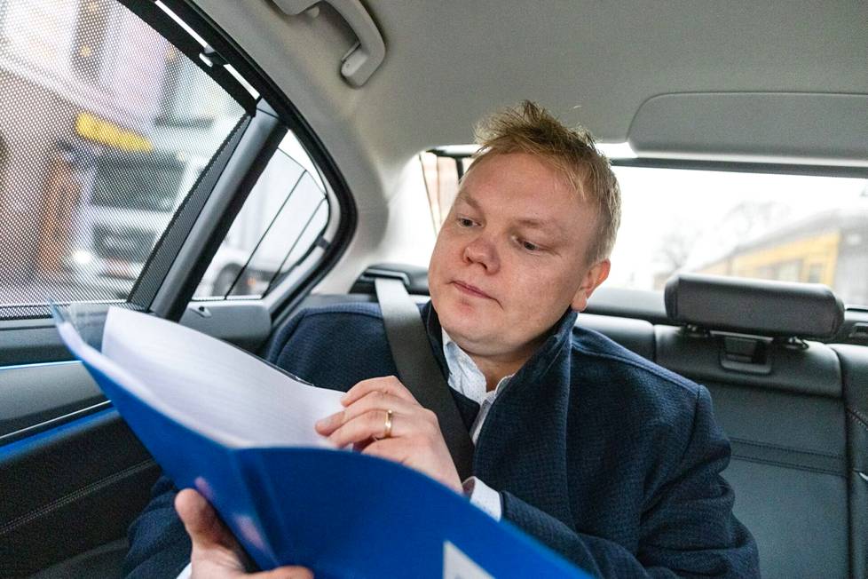 Ministeri Antti Kurvinen sanoo olevansa arkiliikkuja ja kävelevänsä mielellään. Hän harmittelee, että nykyisessä tehtävässä lyhyetkin matkat tulee helposti tehtyä autolla. 
