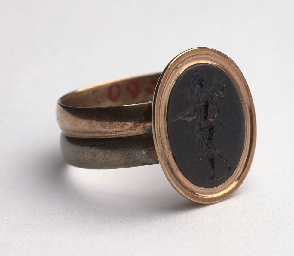 Pompejista löydettyyn heliotrooppi-kiveen on liitetty vuonna 1788 kultaa ja hopeaa oleva sormus.