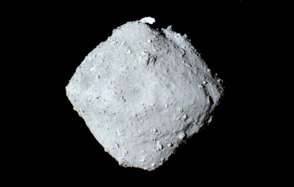 Japanilainen luotain Hayabusa 2 otti asteroidi Ryugulta näytteitä kahdesta paikasta. Ne tulivat kapselissa Maahan joulukuussa 2020. 