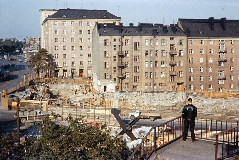 Kesäkuu 1960, Hämeentie 33 rakennustyömaa Katri Valan puistosta kuvattuna.