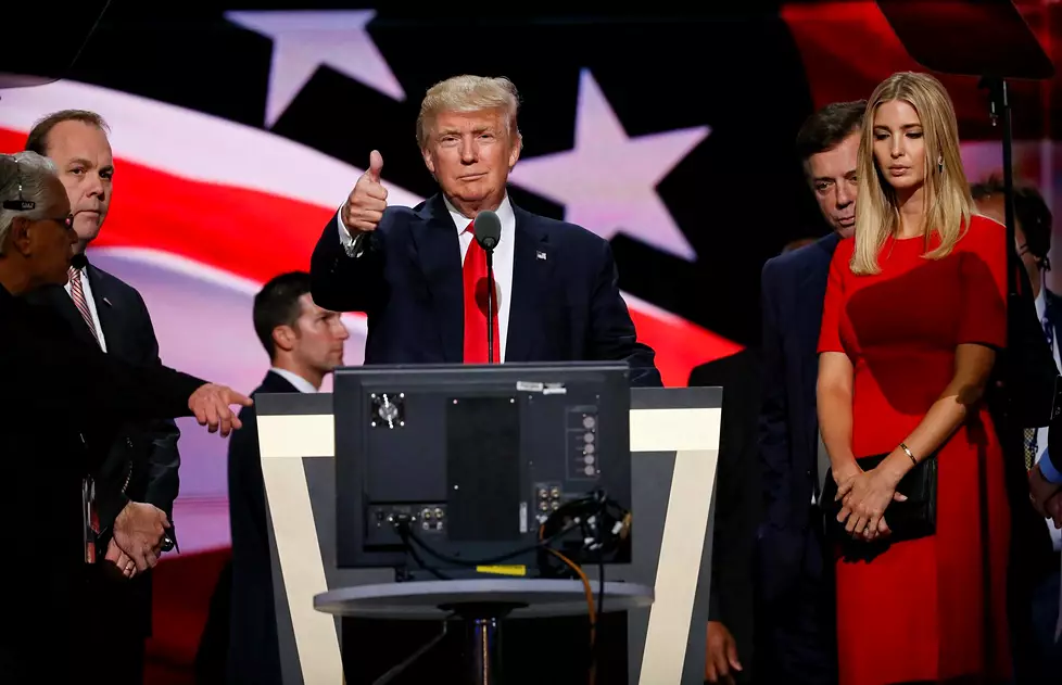 Donald Trump nousi vaalikampanjansa aikana kesällä 2016 Clevelandissa lavalle kampanjapäällikkönsä Paul Manafortin (toinen oik.) ja tyttärensä Ivanka Trumpin kanssa.