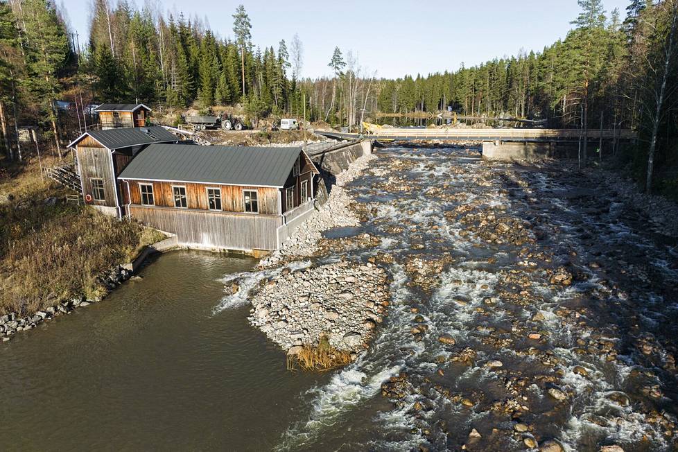 Lahnasenkosken voimalaitos valmistui vuonna 1911. Se on yksi harvoista ja tiettävästi vanhin puurakenteinen vesivoimala Suomessa. Sinne suunnitellaan museo- ja matkailutoimintaa.