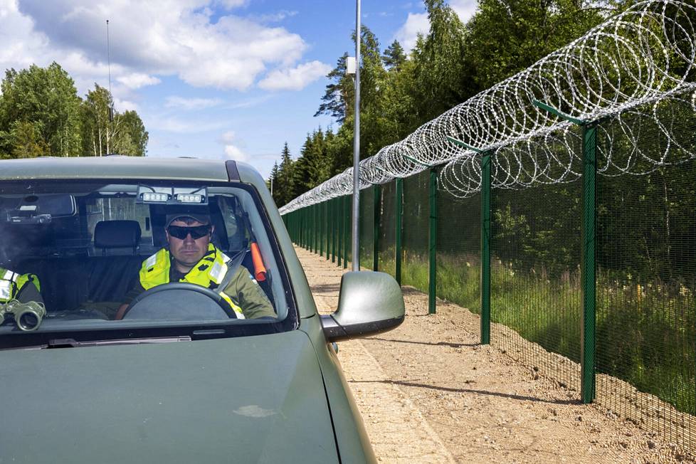 Viron rakentaman raja-aidan vierustalle on raivattu tie, jota pitkin voi monin paikoin partioida autolla. Rajavartija Kaimar työssään Luhamaan raja-aseman läheisyydessä. 