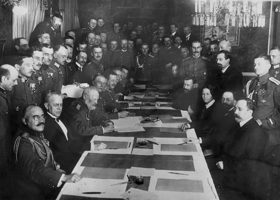 Venäjän ja keskusvaltojen välinen rauhansopimus solmittiin Brest-Litovskin kaupungissa 3. maaliskuuta 1918. Keskusvalloista sopimuksen allekirjoittivat Saksan keisarikunta, Itävalta-Unkari, Bulgaria ja Osmanien valtakunta. Venäjän bolševikkien valtuuskuntaa johti ulkoasiankomissaari Lev Trotski (seisomassa, toinen oikealta).