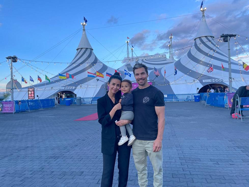 Bianca Kalvesmaen palattua töihin Olli Torkkel on kiertuekoti-isä, ja koko perhe pääsee kokemaan sirkuselämää yhdessä.