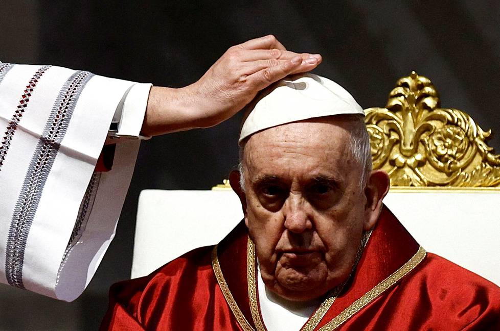 Paavi Franciscus johtaa Vatikaanin pitkäperjantain messua Vatikaanissa.