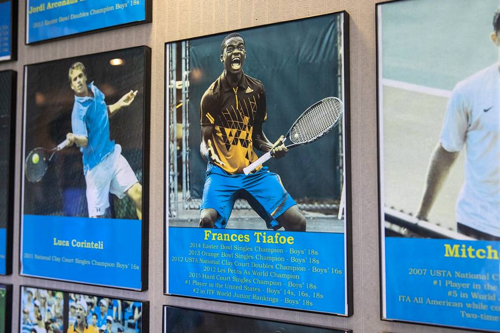 College Parkin tenniskeskuksessa Frances Tiafoen nuoruudenkuvan alle on listattu hänen voittamansa juniorimestaruudet.