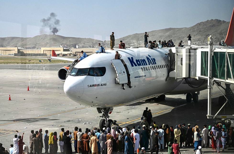 16. elokuuta. Afganistanilaiset kiipesivät evakuointikoneen päälle Kabulin lentokentällä. 
