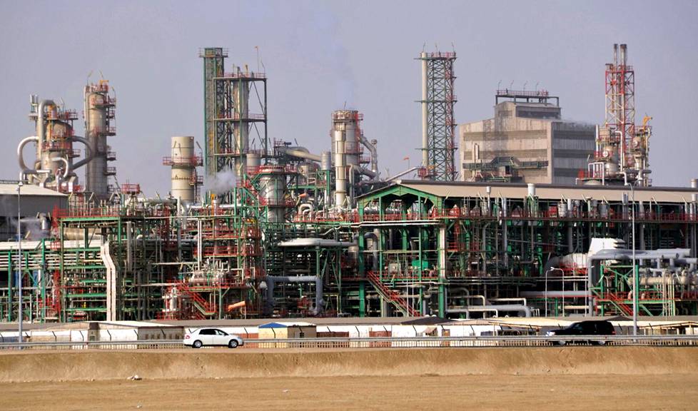 Qatar on öljyjätti, joka käyttää fossiilisia polttoaineita muun muassa suolanpoistoon. Kuvan öljynjalostamo sijaitsee Persianlahden rannalla Musai’idissa.